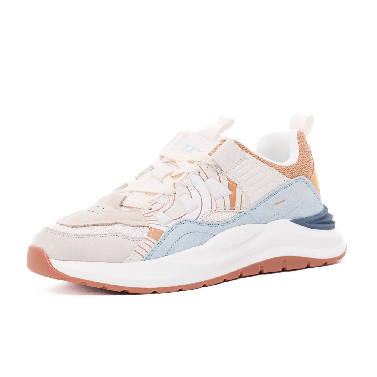 Persoană care își leagă adidașii albi