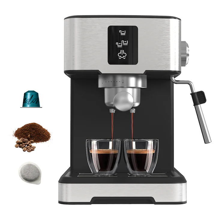 Aparat de cafea automat pe un blat de bucătărie modern