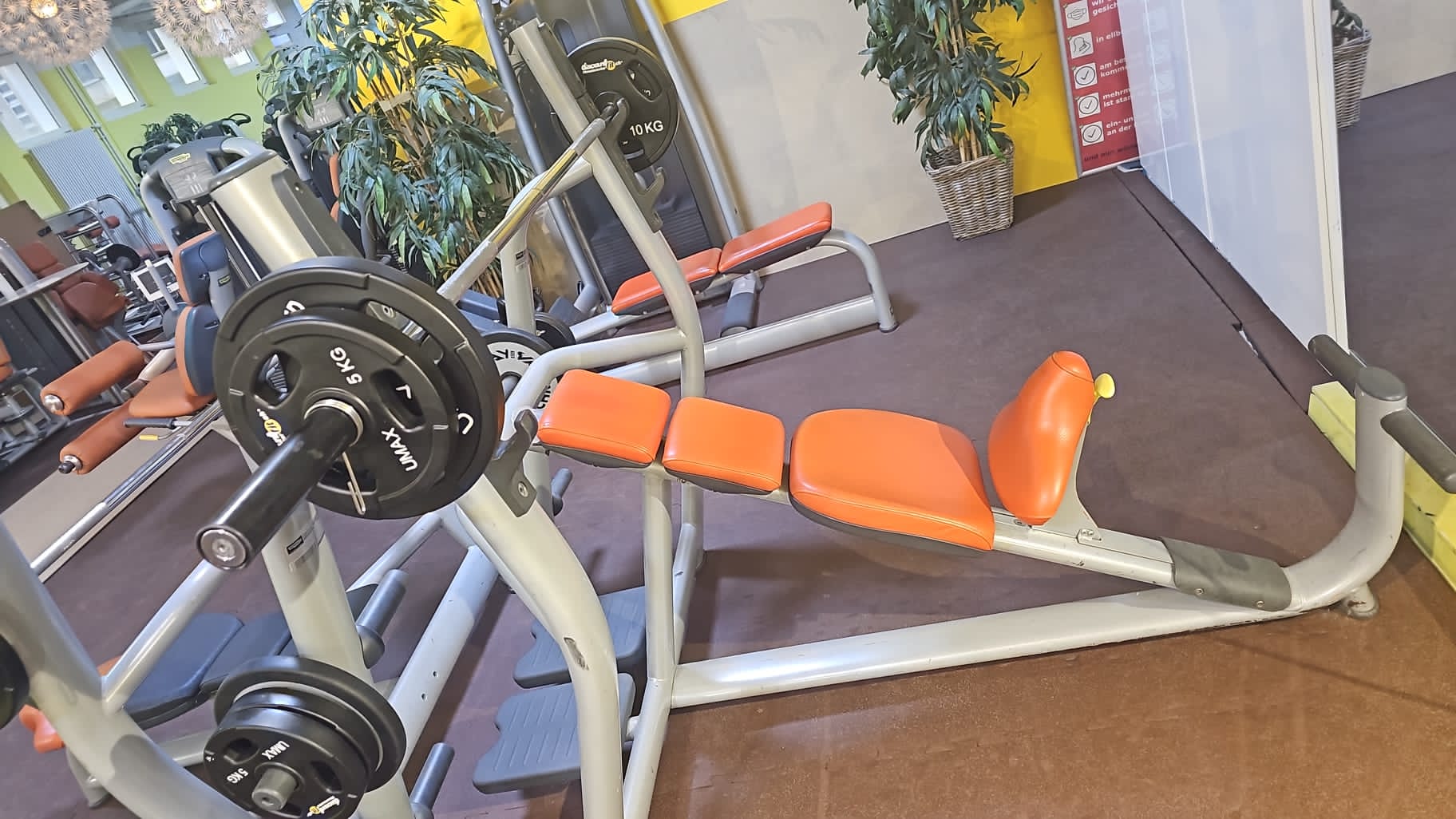 Sală de fitness amenajată acasă cu echipamente diverse