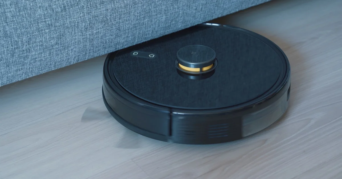 Aspirator robot cu spălare pe parchet laminat într-un living modern