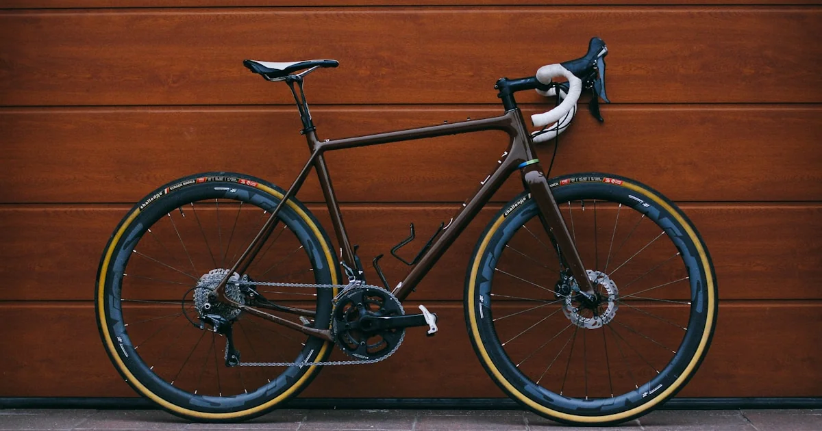 Bicicletă de oraș pe pistă, cadru și ghidon vizibile