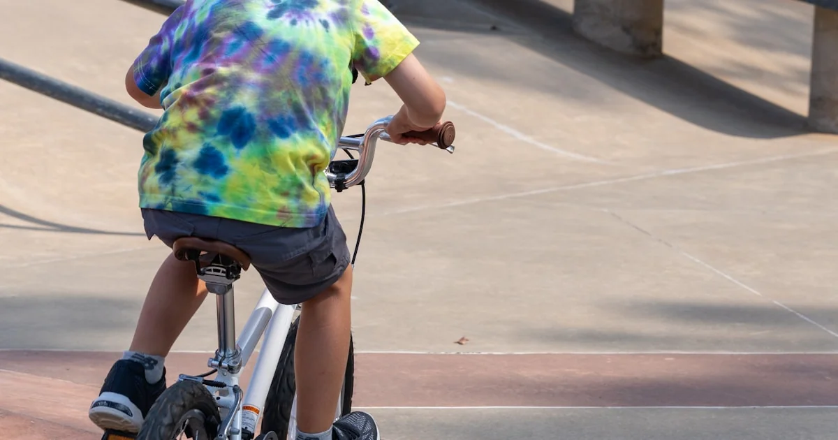 Copil pe bicicletă pe un drum de țară