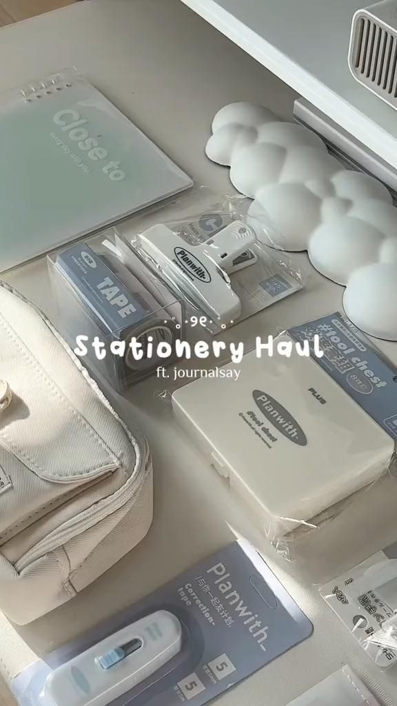 Birou alb minimalist cu laptop și plantă