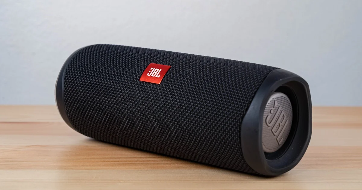 Boxă bluetooth portabilă pe plajă