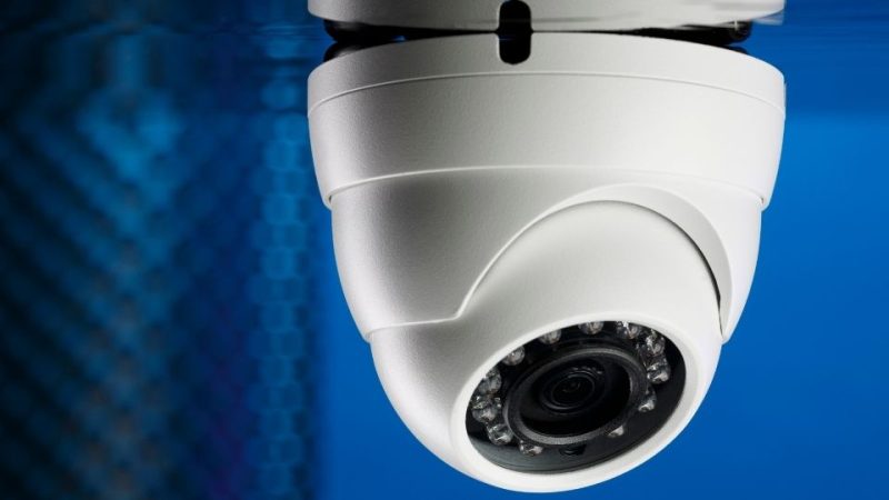 Camera de supraveghere montata pe perete exterior