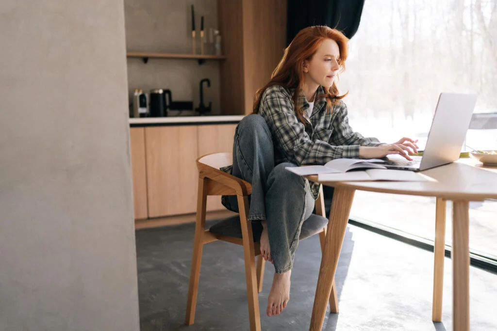 Raft cu cărți deschise, lumină caldă, atmosferă de lectură