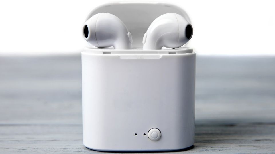 Casti wireless over-ear premium pe birou