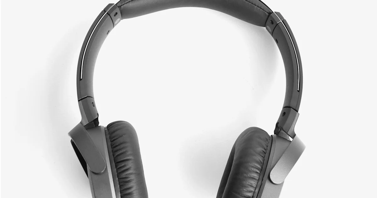 Căști wireless over-ear pe birou