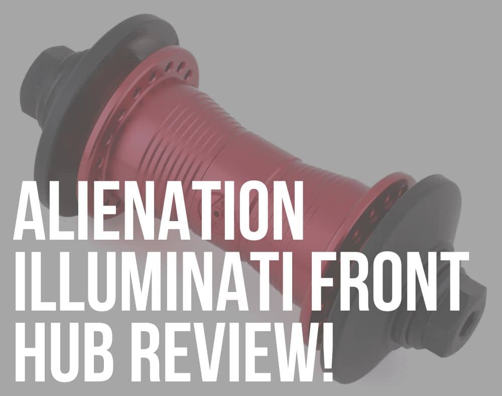 Lustră modernă și lumină caldă într-un living confortabil