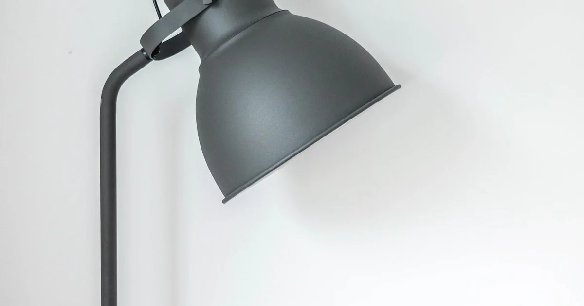 Lustră modernă și lumină caldă într-un living confortabil