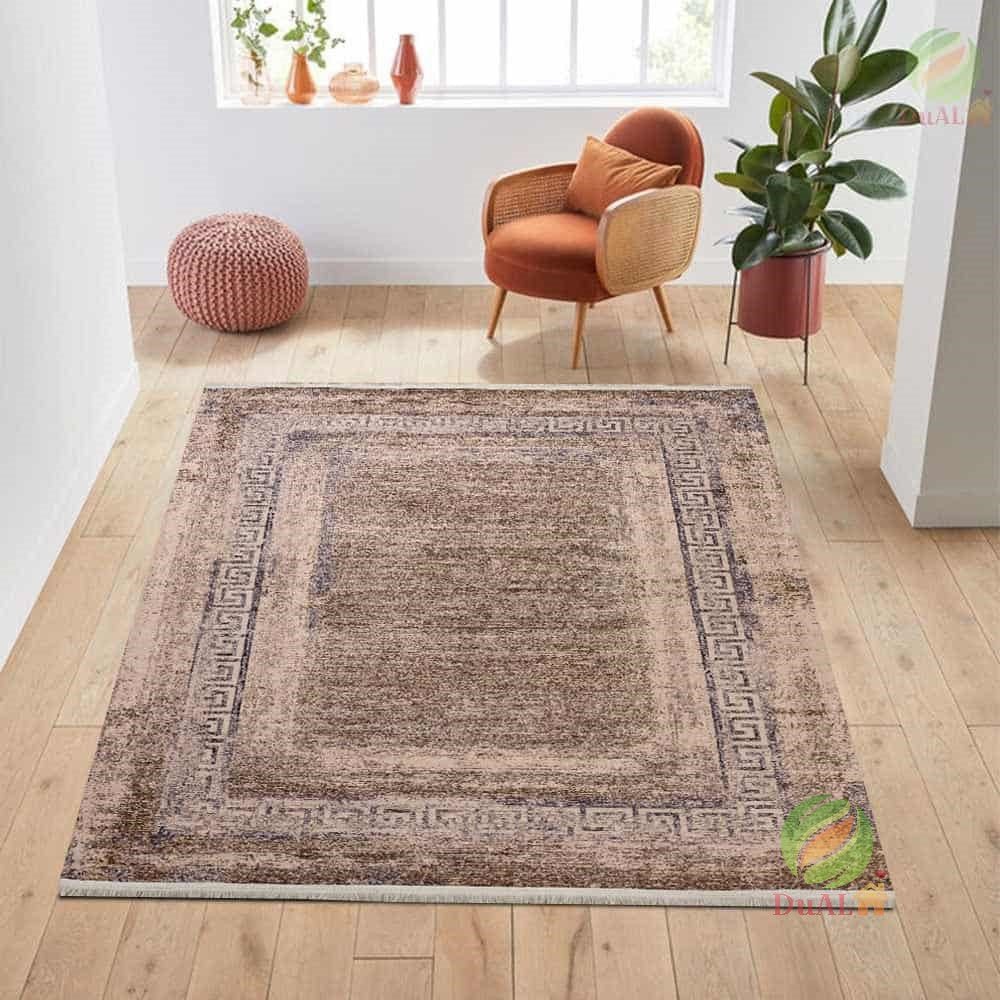 Covor texturat în living luminos cu canapea și plante