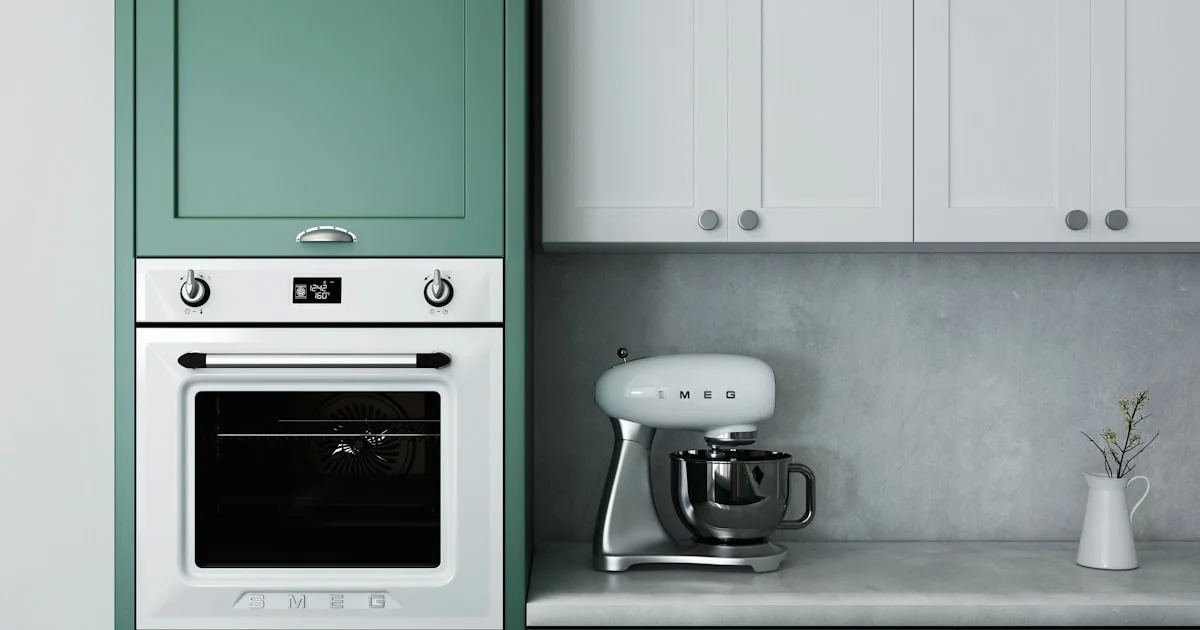 Cuptor electric modern incorporat intr-o bucătărie moderna