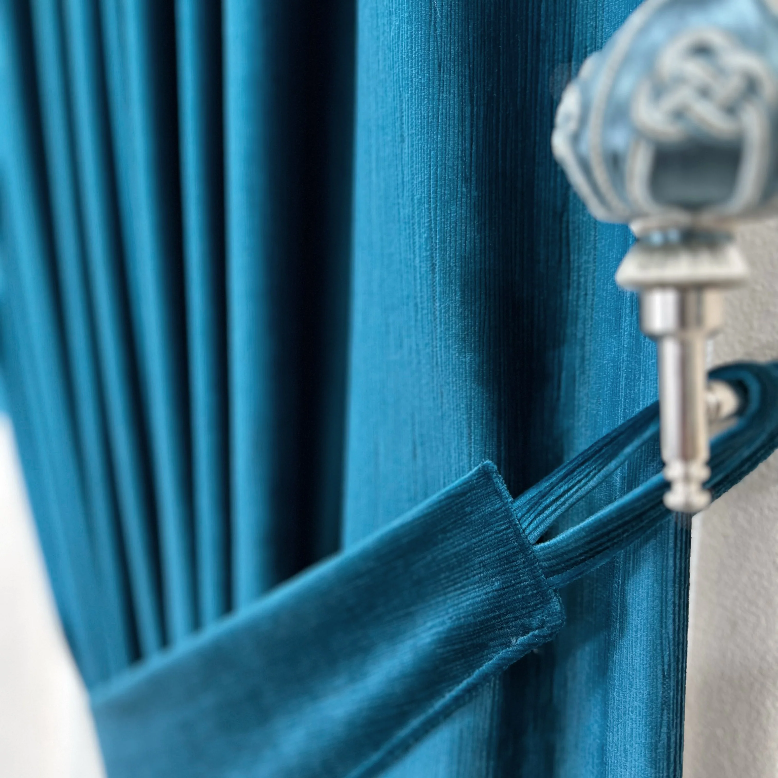 Fereastră mare cu draperii lejere și lumină caldă