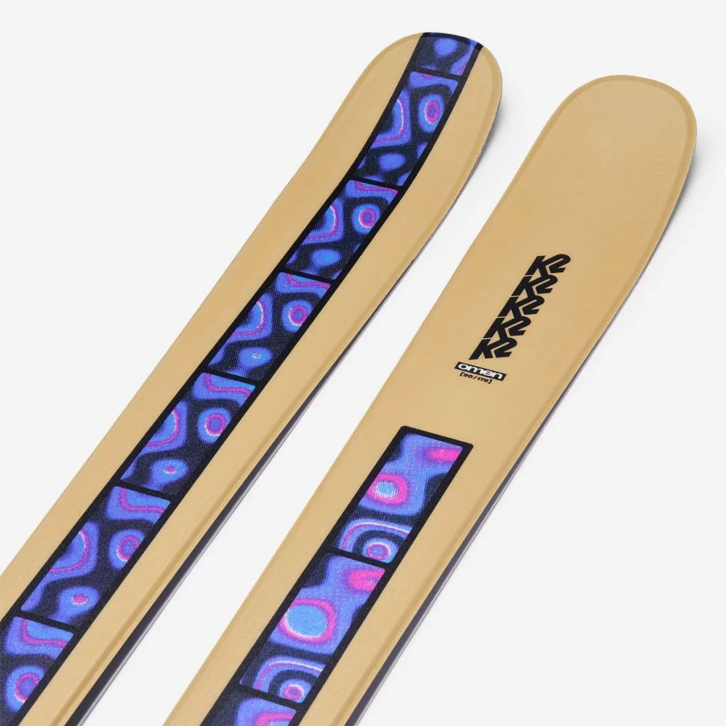 Schiuri și echipament de iarnă pe zăpadă, peisaj montan