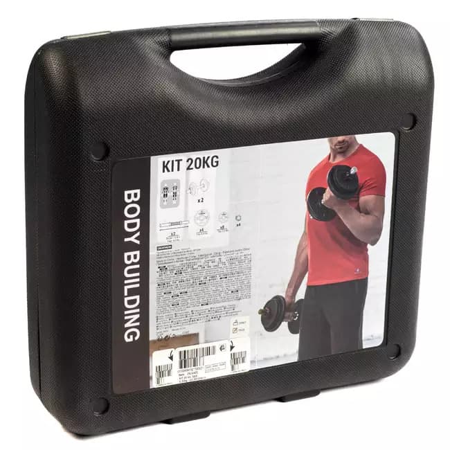 Ganteră și echipament de forță pe covor de sală