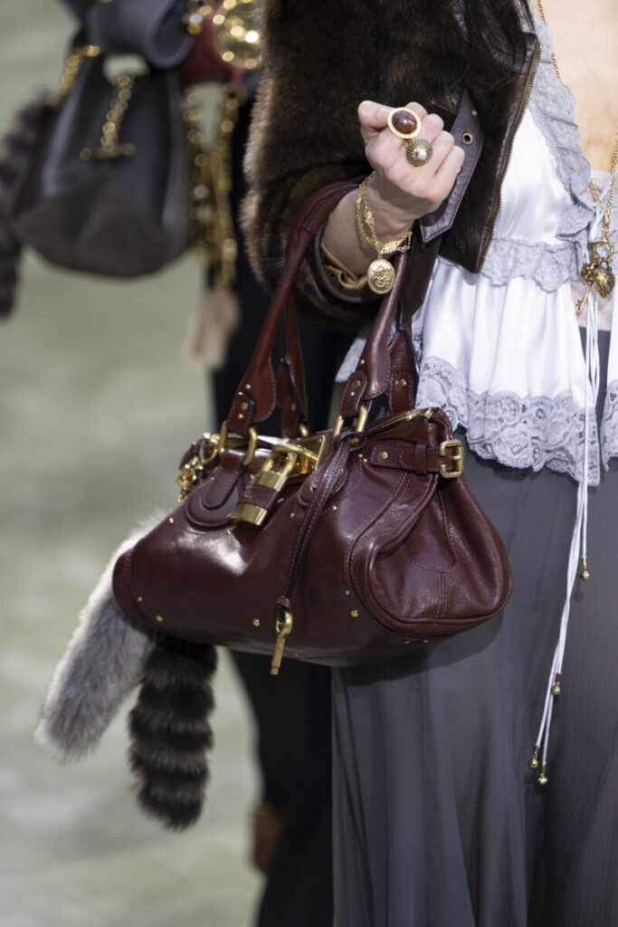 Colecție de genți damă elegante pe fundal neutru