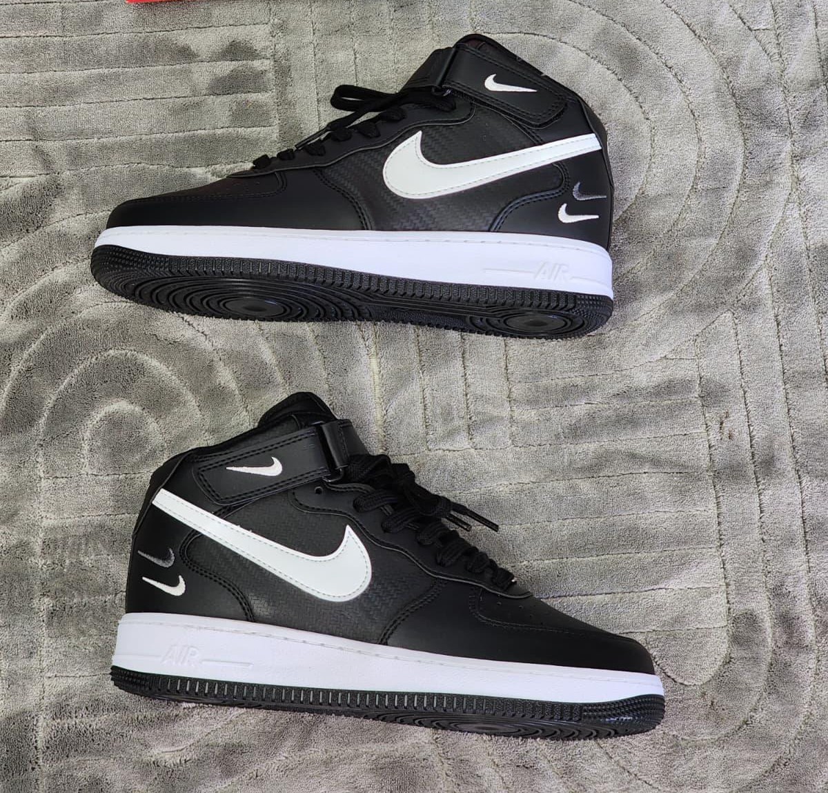 Bocanci de iarnă pe zăpadă