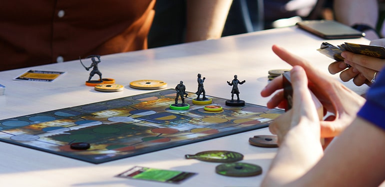 Jocuri de societate și zaruri pe o masă