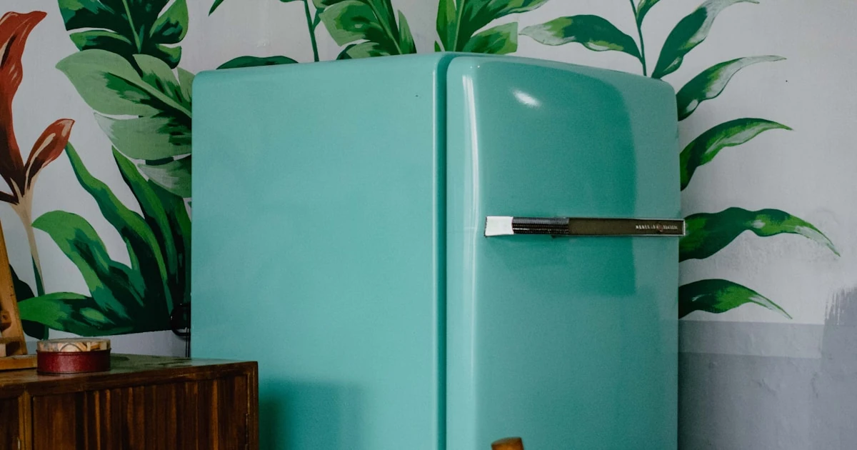 Mini frigider retro mint într-un interior luminos
