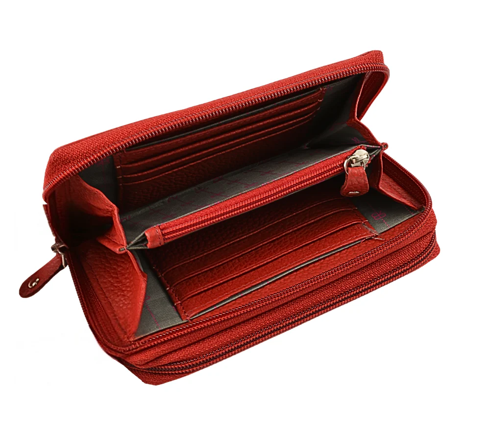 Portofel din piele pe o masă de lemn