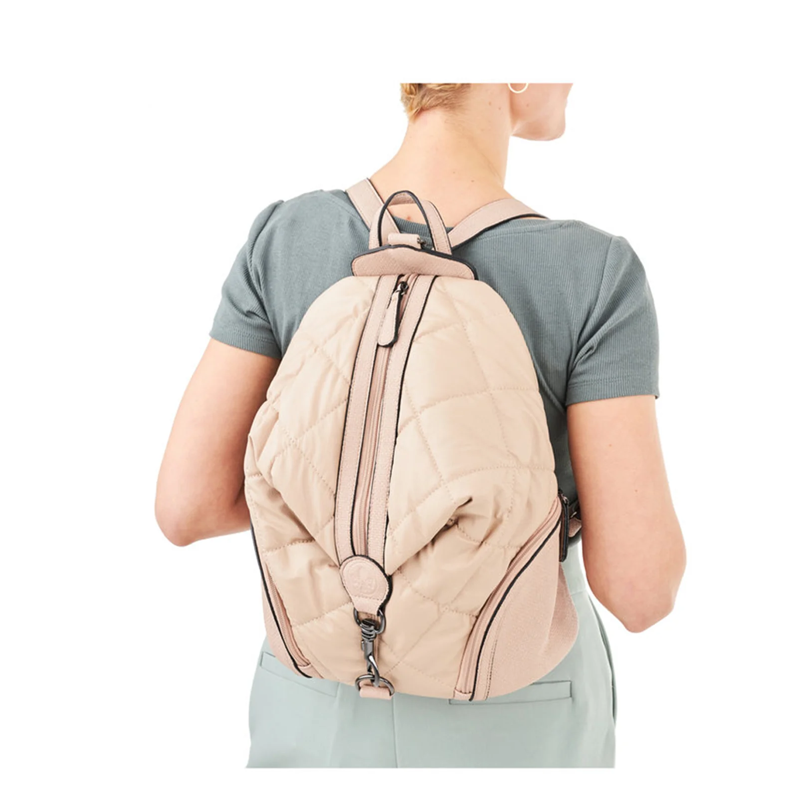 Rucsac negru pe o bancă, stil minimalist