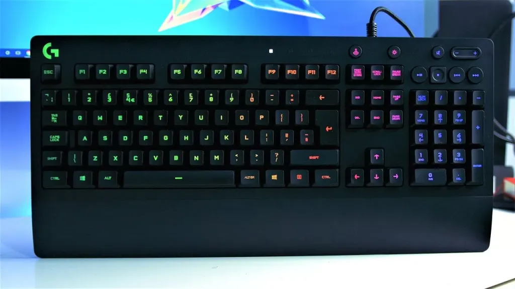 Tastatură mecanică gaming RGB iluminată pe un desk setup