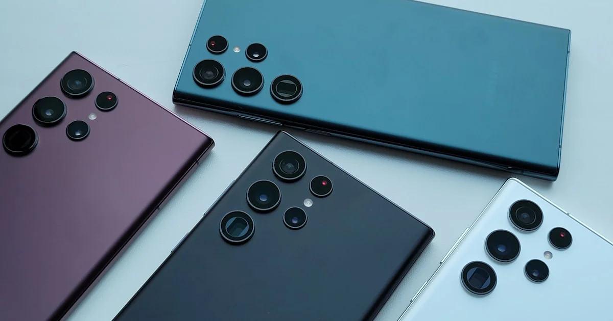 Samsung Galaxy smartphone pe masa