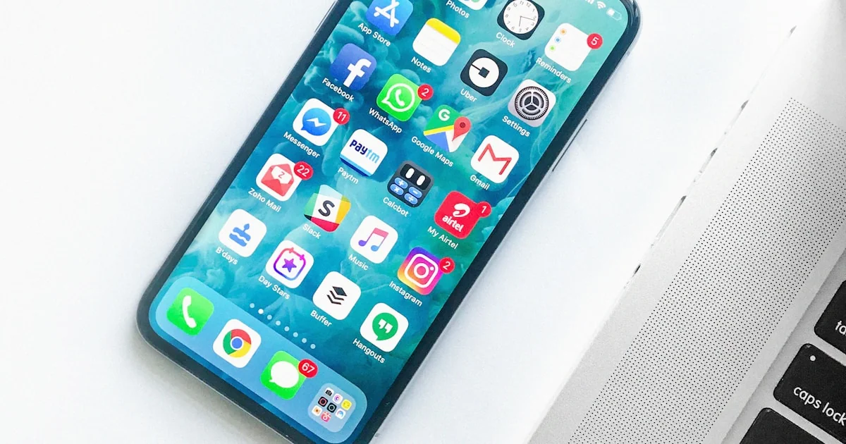 Telefoane smartphone pe masa