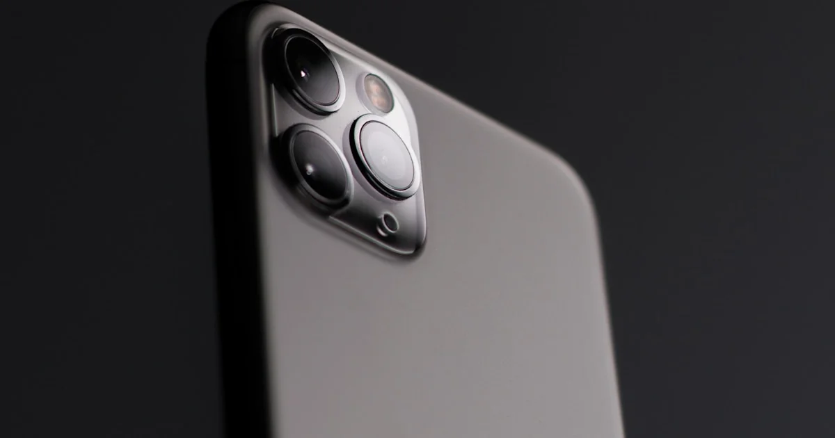 Smartphone modern pe masa