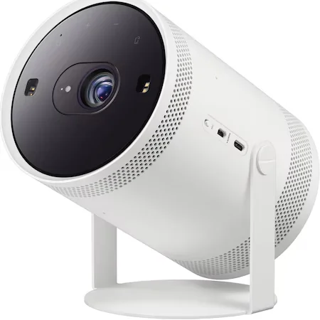 Videoproiector modern care proiectează pe perete într-un living