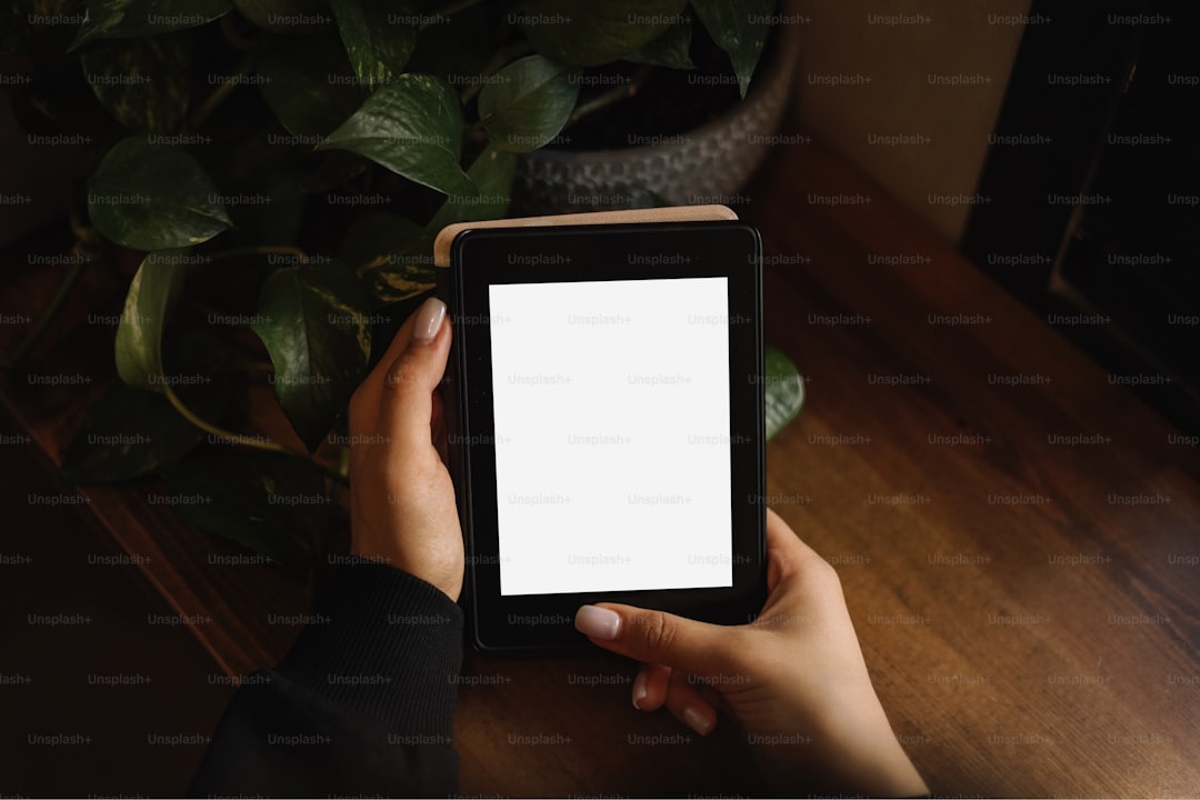 Cititor ebook pe masă, ecran e-ink lângă o cafea